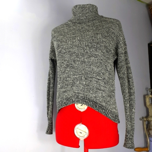 🌈AEO High Low Turtleneck in Salt and Pepper XS - Picture 1 of 4